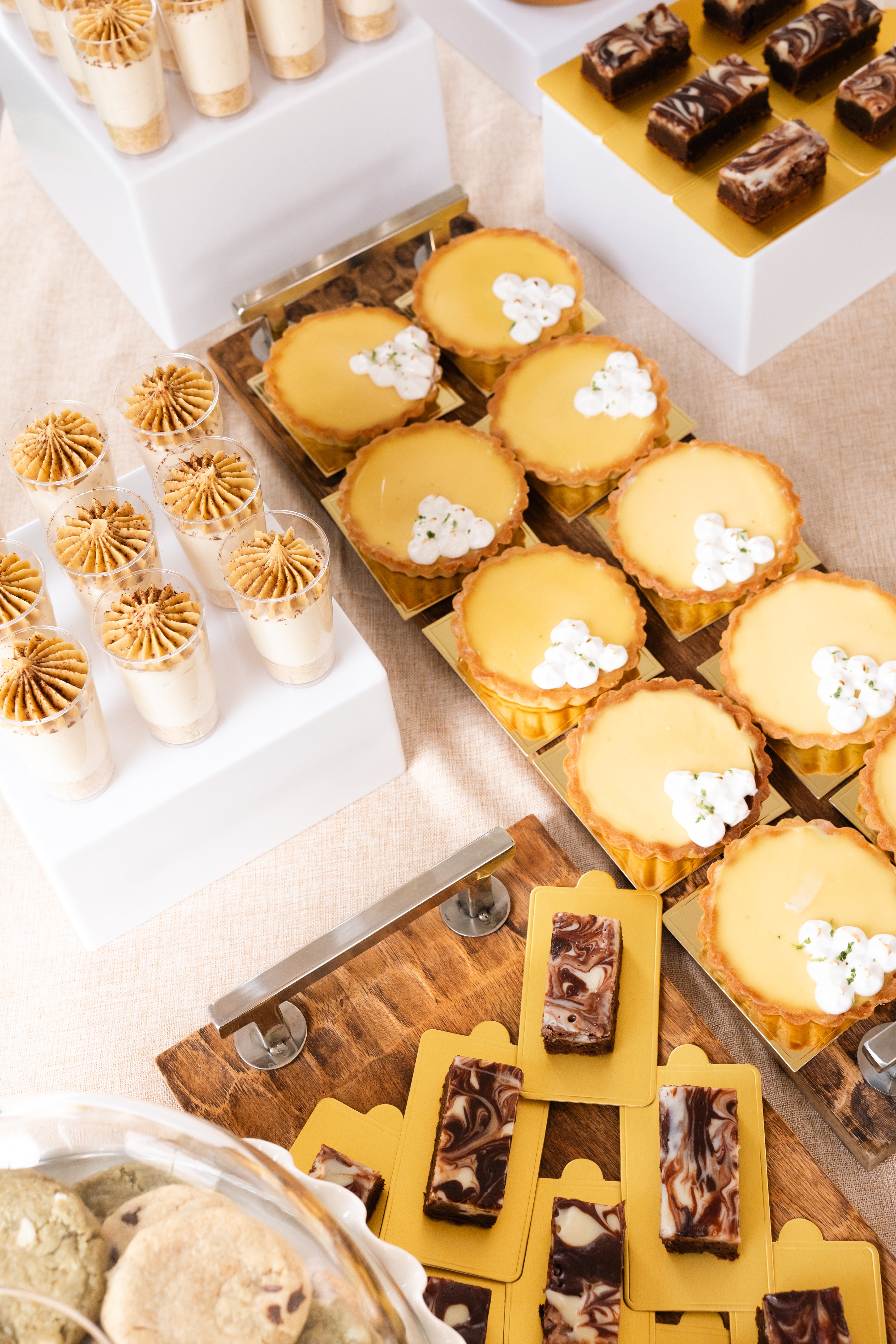 Mesa de postres con tartas y vasitos