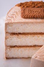 Corte del Pastel de Lotus mostrando sus capas